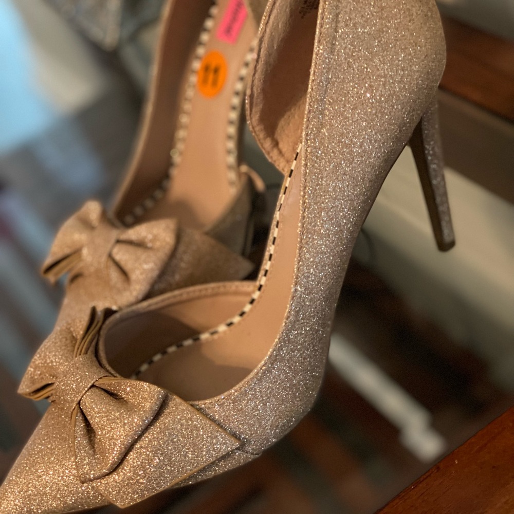 Beautiful Gold Betsy Johnson pumps for sale!